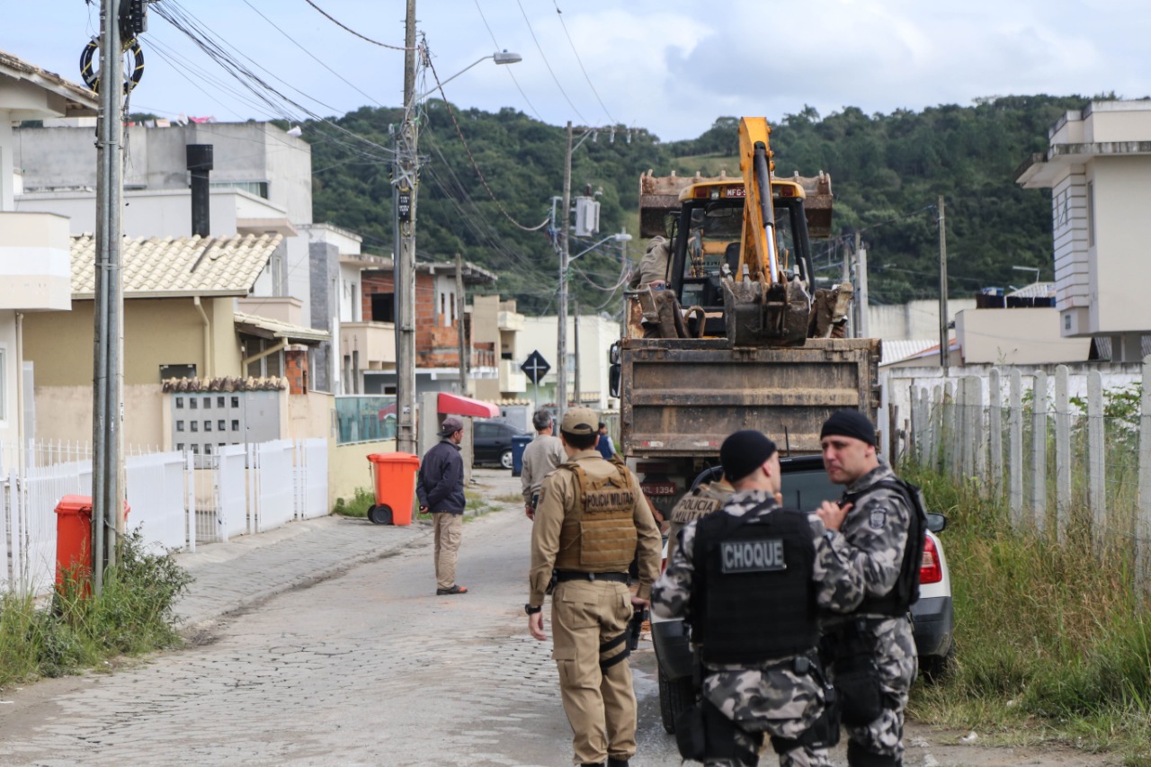 Celesc corta energia e derruba postes em servidão no Norte da Ilha - Anderson Coelho/ND