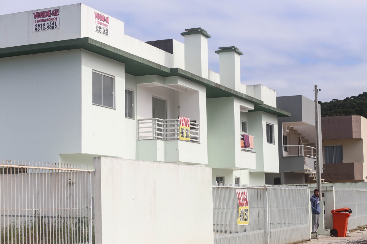 Celesc corta energia e derruba postes em servidão no Norte da Ilha - WhatsApp Image 2019-07-17 at 15.59.44
