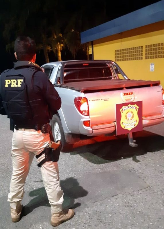 Carro apresentava sinais de arrombamento na porta e adulteração no miolo da ignição – PRF / Divulgação