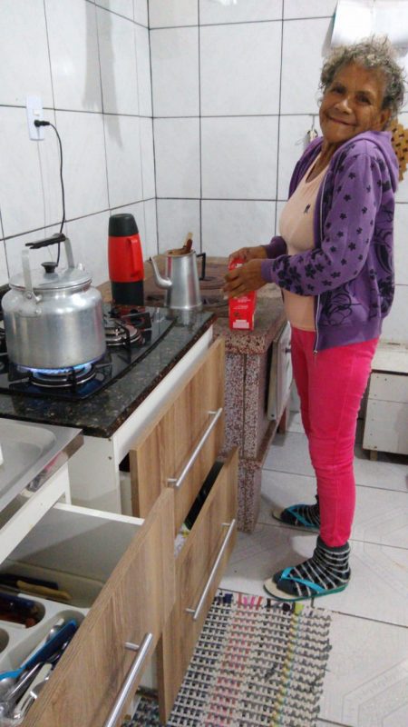 Dona Liomar feliz ao preparar o café na casa nova – Foto: Rodrigo Duarte
