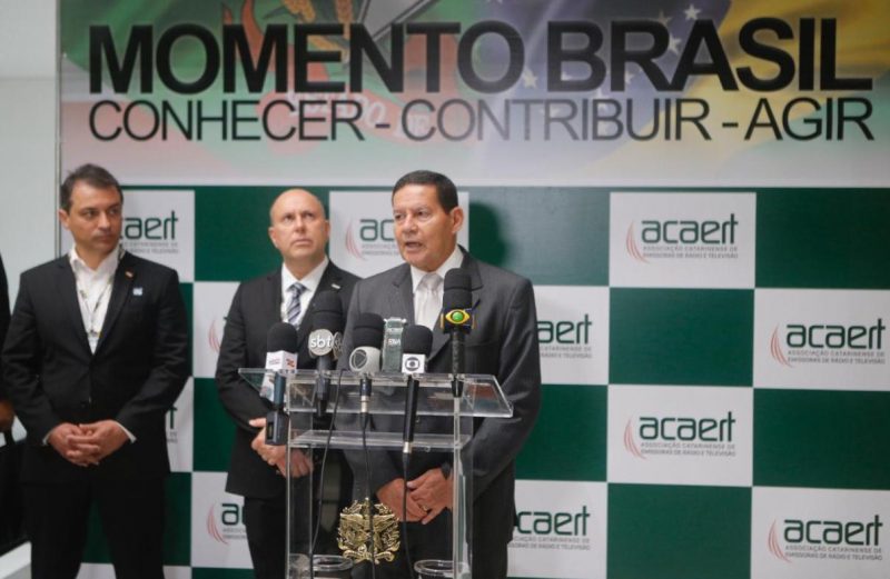 Mourão desembarcou em Florianópolis nesta sexta-feira – Flávio Tin/ND