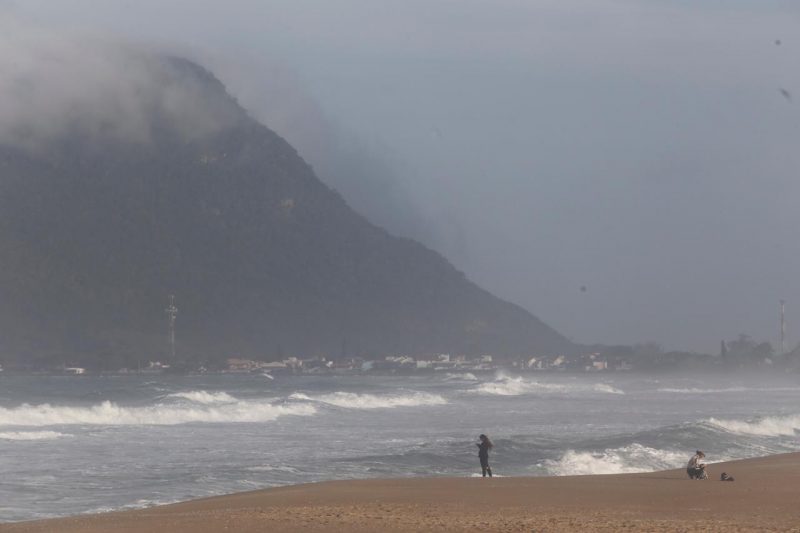 Praia da Armação deve contar com construção de molhe até novembro de 2022 – Foto: Flavio Tin/Arquivo/ND