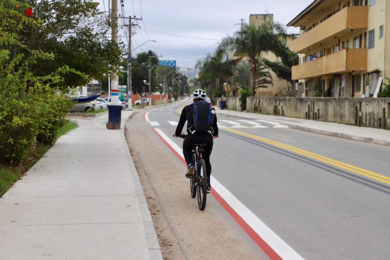 Ciclovias no bairro Abraão, região continental, já são utilizadas pelos ciclistas &#8211; Foto: PMF/Divulgação