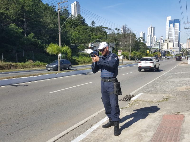 Agentes de trânsito realizarão testes com o equipamento até segunda-feira (22) – PM Balneário Camboriú/Divulgação