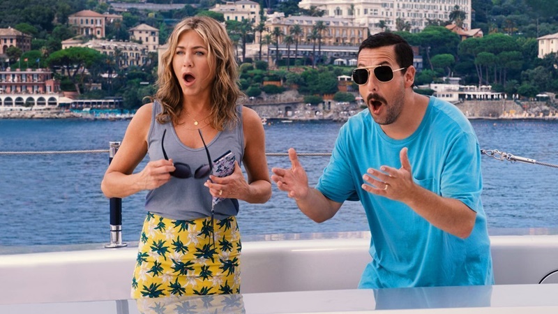 De 14 a 21 - Mistério no Mediterrâneo (2019) - comédia. Numa aguardada viagem à Europa, um policial de Nova York e sua esposa cabeleireira tentam solucionar um caso de assassinato a bordo do iate de um bilionário. - Divulgação/33Giga/ND
