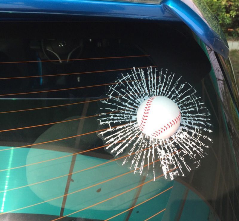 Já este adesivo deixa o tema animal de lado e simula que o vidro foi atingido por uma bola. - Foto: Reprodução/AliExpress - Foto: Reprodução/AliExpress/Garagem 360/ND