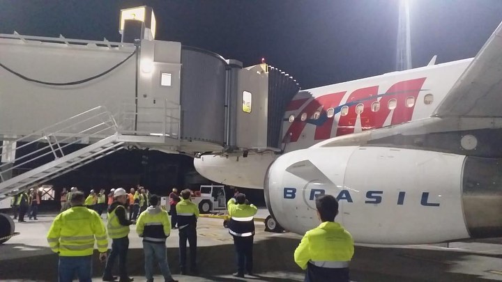 A pouco de menos de três da inauguração da obra, a Floripa Airport fez o primeiro teste de acoplamento de uma aeronave nas novas pontes de embarque do novo terminal do Aeroporto Internacional Hercílio Luz. Como diz a própria empresa, o tempo dos guarda-chuvas acabou