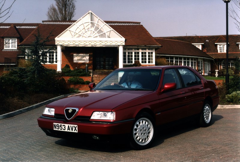 Em 1994, o mercado contava com diversos importados, como o Alfa Romeo 164 - Foto: Divulgação - Foto: Divulgação/Garagem 360/ND