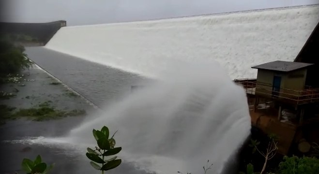 Uma barragem se rompeu, nesta quinta-feira (11), entre as cidades de Pedro Alexandre e Coronel João de Sá, a cerca de 437 km de Salvador, no interior da Bahia - Reprodução/R7