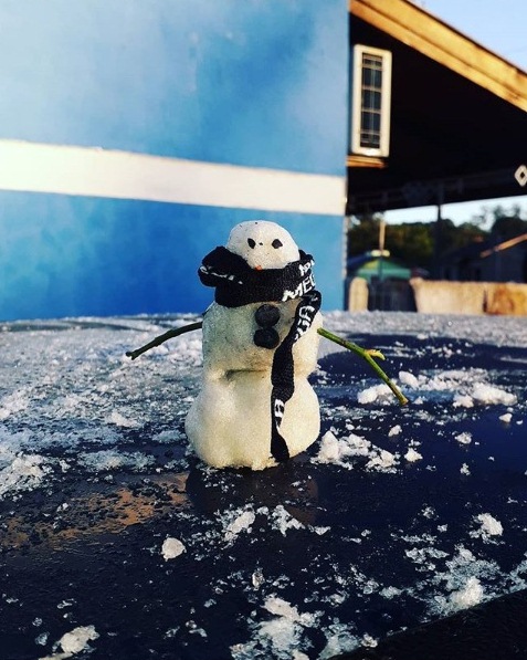 O frio foi tanto que até o boneco de neve precisou de um cachecol - @brunockuhn/Reprodução/Instagram