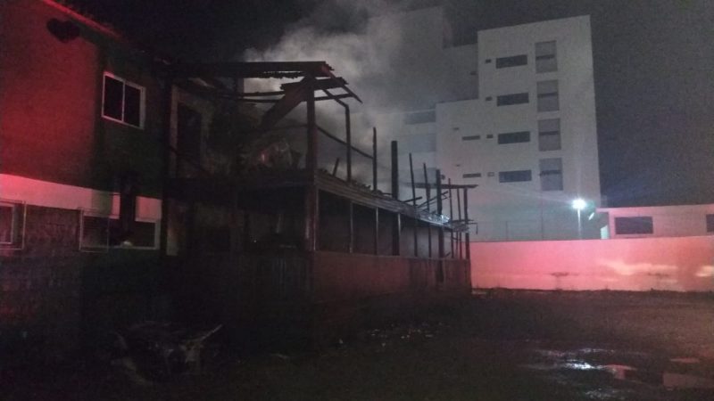 Incêndio atingiu área externa de casa noturna – CBMSC/Divulgação