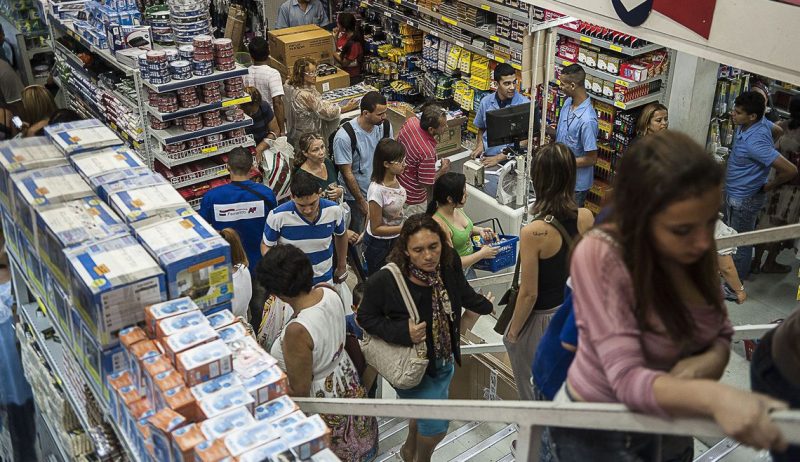 Dados da FGV mostram que taxa ficou 0,49% abaixo da observada em mar&ccedil;o deste ano para fam&iacute;lias que ganham at&eacute; 2,5 sal&aacute;rios m&iacute;nimos – Foto: Arquivo/Marcelo Camargo/ND