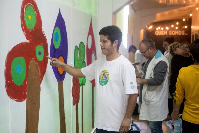 Alunos da Apae fazem pintura decorativa para a Feira da Esperança – Flavio Tin/ND