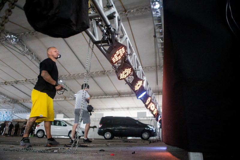 Últimos preparativos no palco para a Feira da Esperança, na Apae Florianópolis – Flavio Tin/ND