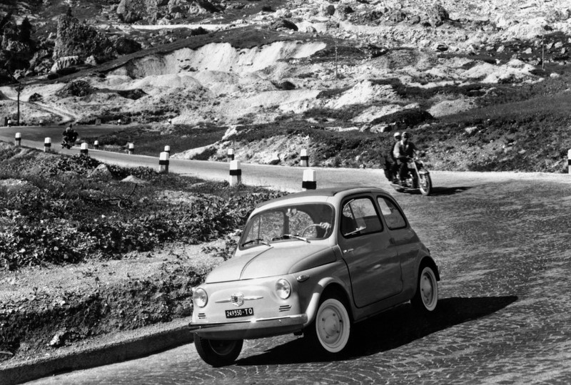 Fiat 500: robusto, o modelo dos anos 1950 foi o responsável pela popularização dos automóveis na Itália. Ganhou versões de corrida pela mão da Abarth e ficou em linha por quase 20 anos - Foto: Divulgação - Foto: Divulgação /Garagem 360/ND
