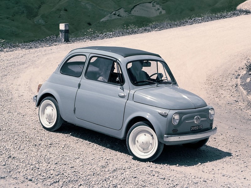 Fiat 500: robusto, o modelo dos anos 1950 foi o responsável pela popularização dos automóveis na Itália. Ganhou versões de corrida pela mão da Abarth e ficou em linha por quase 20 anos - Foto: Divulgação - Foto: Divulgação /Garagem 360/ND