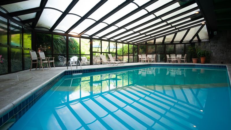Cercada pelo verde da natureza, a piscina do Hotel Casa da Montanha, em Gramado, Rio Grande do Sul, é um recanto de tranquilidade e sossego - Divulgação - Divulgação/Rota de Férias/ND