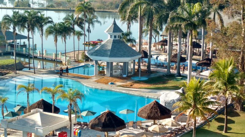 Em meio a coretos e bangalôs, a piscina principal do Mavsa Resort é a mais disputada da hospedagem. Fica pertinho de um lago, com atividades aquáticas - Divulgação - Divulgação/Rota de Férias/ND