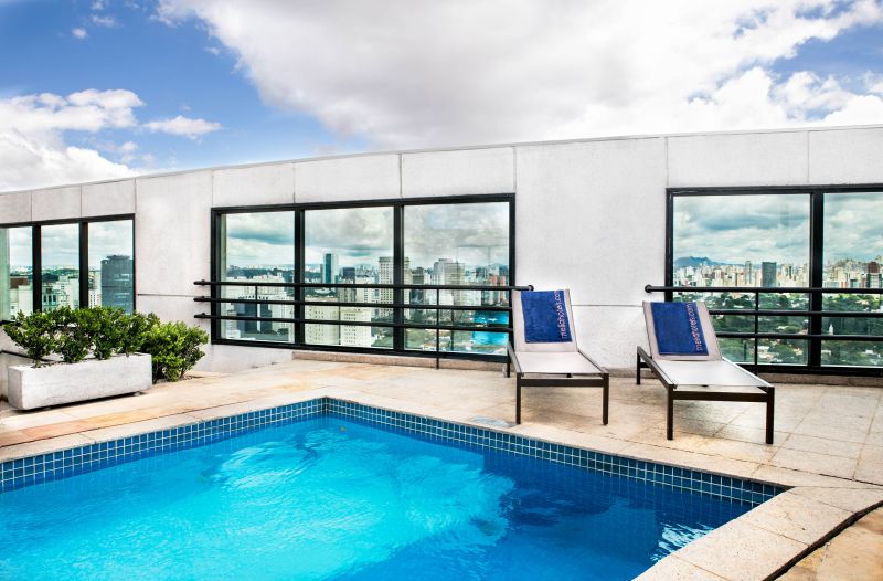 Para quem gosta de vista panorâmica, a piscina do Mélia Jardim Europa, em São Paulo, é sempre uma boa opção - Divulgação - Divulgação/Rota de Férias/ND