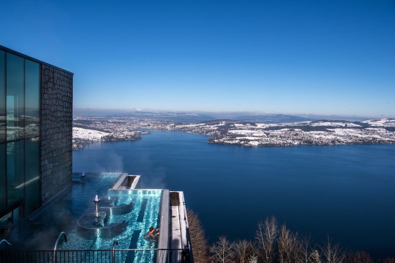O Bürgenstock, em Lucena, na Suíça, conta com uma piscina nas alturas com design moderno e futurista. As bordas são infinitas e oferecem vista para os Alpes - Divulgação - Divulgação/Rota de Férias/ND