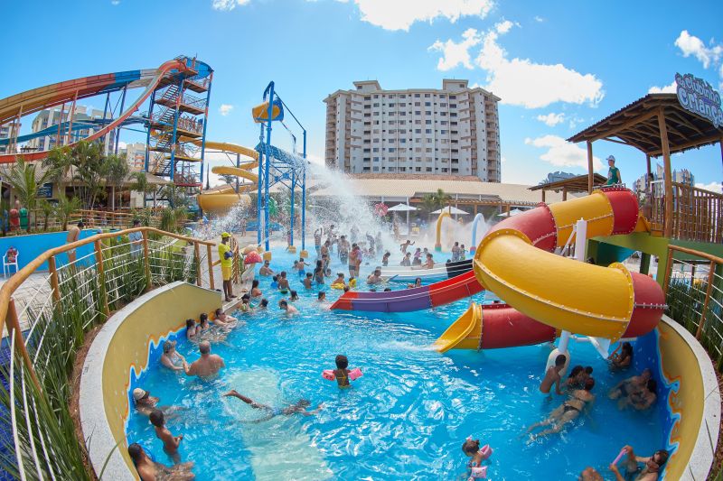 Diversão é a proposta das piscinas do Clube Privé, complexo hoteleiro de Caldas Novas. Adultos e crianças se divertem nos toboáguas de diferentes tamanhos - Divulgação - Divulgação/Rota de Férias/ND