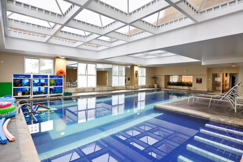 A piscina do Comfort Suítes e Radisson Alpahville é uma opção para relaxar sem se preocupar se está frio ou calor - Divulgação - Divulgação/Rota de Férias/ND