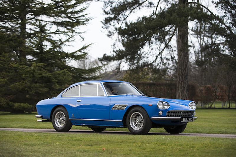 O primeiro carro do beatle John Lennon foi uma Ferrari 330 GT 1965, arrematada em uma casa de leilões do Reino Unido por 360 mil libras (aproximadamente R$ 1,8 milhão) - Foto: Reprodução/www.bonhams.com - Foto: Reprodução/www.bonhams.com/Garagem 360/ND