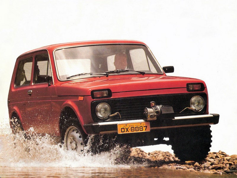 Lada Niva/4x4: com 3,74 m de comprimento na versão de duas portas, o carro soviético é famoso até hoje pela sua vocação off-road. Ainda é produzido na Rússia, onde agora é chamado de 4x4 - Foto: Divulgação - Foto: Divulgação /Garagem 360/ND