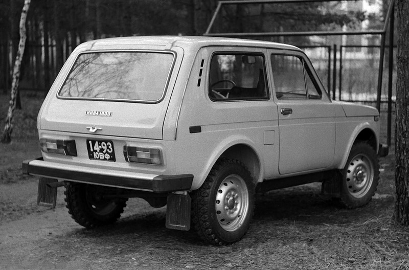 Lada Niva/4x4: com 3,74 m de comprimento na versão de duas portas, o carro soviético é famoso até hoje pela sua vocação off-road. Ainda é produzido na Rússia, onde agora é chamado de 4x4 - Foto: Divulgação - Foto: Divulgação /Garagem 360/ND