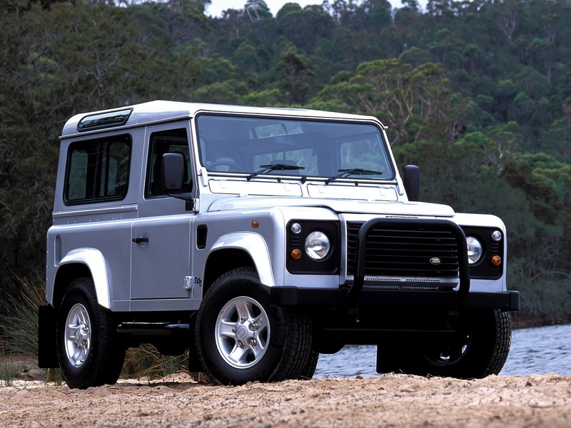 Land Rover Defender: descendente do primeiro modelo da marca, o jipe também tem menos de 4 metros na versão de duas portas. Marcou a história da montadora por conta de sua valentia ao encarar os desafios fora de estrada - Foto: Divulgação - Foto: Divulgação/Garagem 360/ND