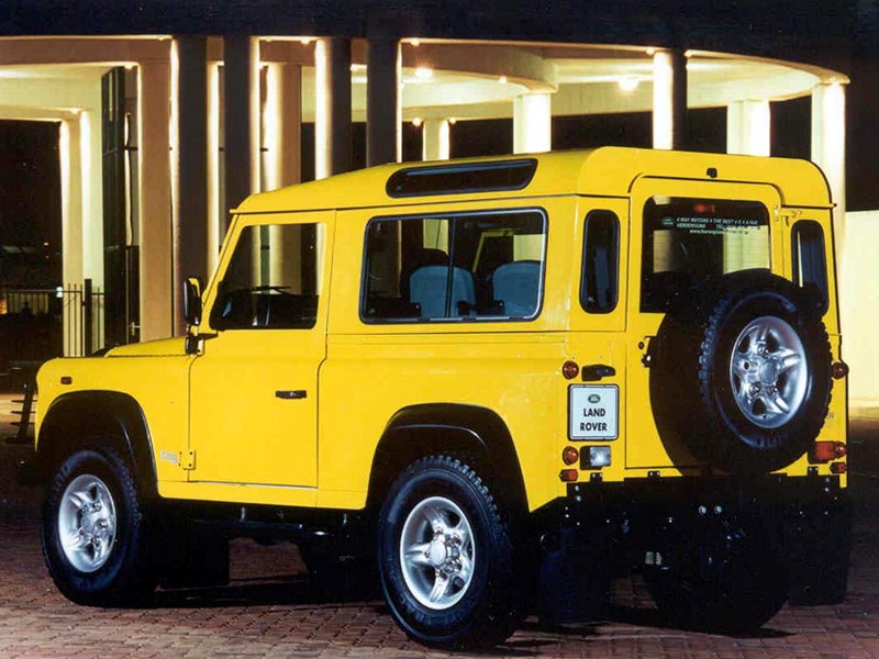 Land Rover Defender: descendente do primeiro modelo da marca, o jipe também tem menos de 4 metros na versão de duas portas. Marcou a história da montadora por conta de sua valentia ao encarar os desafios fora de estrada - Foto: Divulgação - Foto: Divulgação/Garagem 360/ND