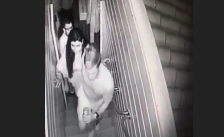 Polícia afirma que homem subindo escadas com Mariana é André de Camargo Aranha – Foto: Reprodução/ND
