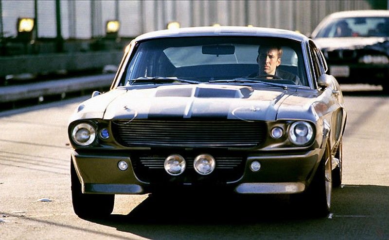 Chamado de "Eleanor", o Mustang GT500 1967 usado no filme "60 Segundos" (2000), e pilotado por Nicolas Cage, foi leiloado por US$ 1 milhão (cerca de R$ 3,5 milhões) em 2013, nos Estados Unidos; das sete unidades que participaram das filmagens, só duas não foram destruídas - Foto: Reprodução - Foto: Reprodução/Garagem 360/ND