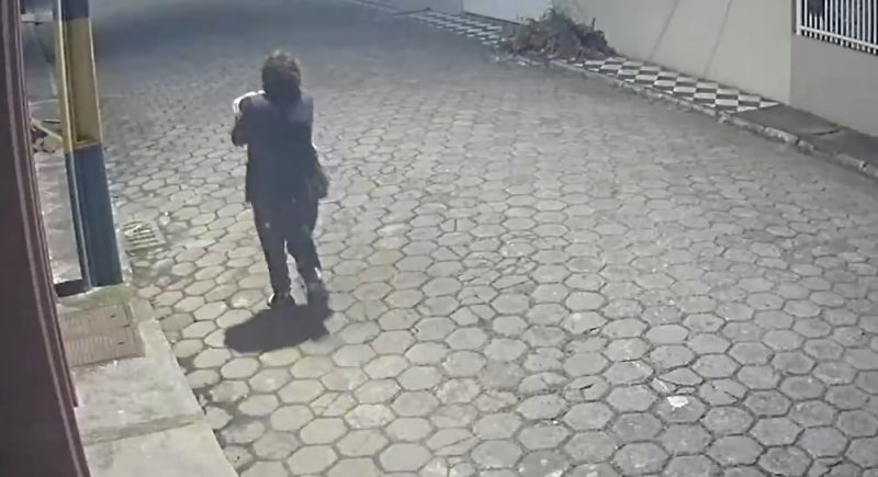 Imagens de câmeras de segurança mostram o momento em que a mãe sai de casa levando a bebê no colo por volta das 2h30 – Reprodução/RICTV