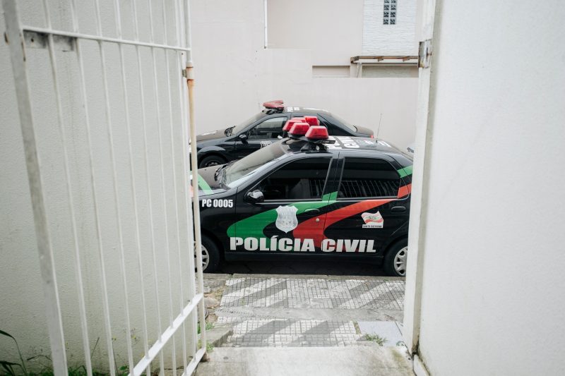 Suspeito presta esclarecimentos para o delegado Nivaldo Claudino, da 8&ordf; DP, nesta manh&atilde; – Foto: Arquivo/Daniel Queiroz/ND