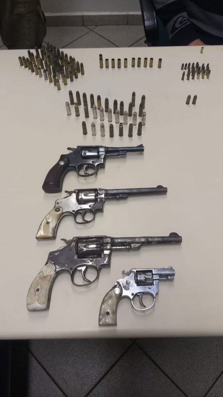 Homem foi detido pelos policiais depois de utilizar duas armas e um facão na briga com vizinhos – Polícia Militar/Divulgação