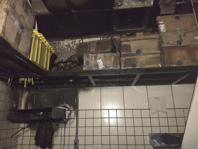 Incêndio atingiu lanchonete localizada na praça de alimentação de um shopping – Divulgação/CBMSC
