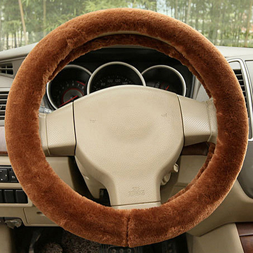Protetores de volante também não são raros, mas este com pelinhos não é dos mais bonitos - Foto: Reprodução/AliExpress - Foto: Reprodução/AliExpress/Garagem 360/ND