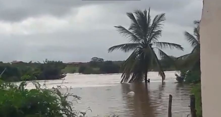 Água chegou na altura da cintura dos moradores em algumas regiões - Reprodução/R7