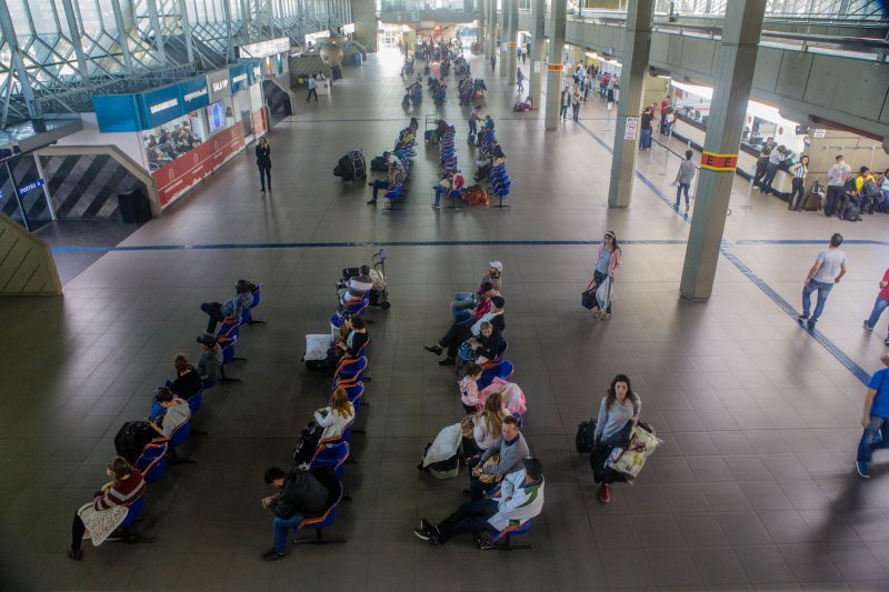 Passageiros apenas aguardam o horário da viagem sem ter o que fazer no Terminal. Foto: Flavio Tin/ND