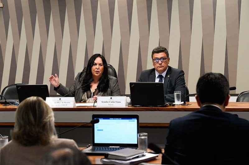 Presidente da CPI de Brumadinho, senadora Rose de Freitas, e relator, senador Carlos Viana, durante votação do relatório final nesta terça-feira (2) – Marcos Oliveira/Agência Senado/Divulgação/ND