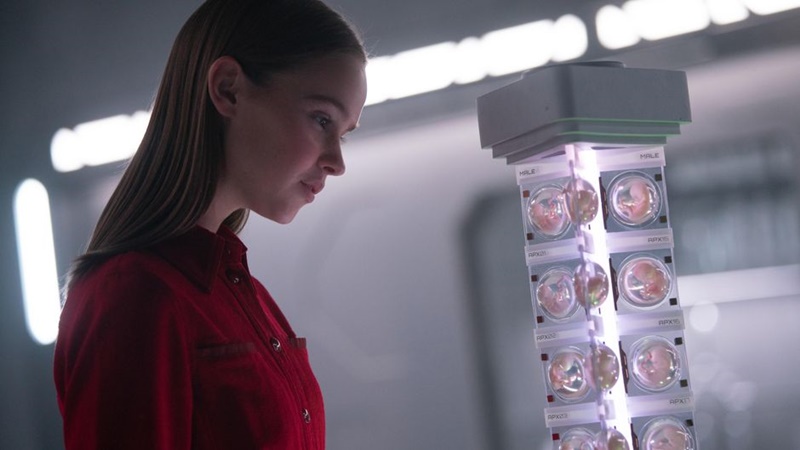 I Am Mother (2019) - cyberpunk. Após a extinção da humanidade, uma adolescente criada por um robô encontra outra humana e começa a questionar tudo o que aprendeu sobre o mundo. - Divulgação /33Giga/ND