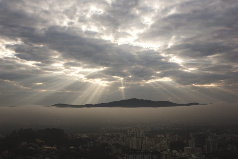 Sol deve aparecer com possibilidade de chuva isolada neste domingo (3) – Foto: Daniel Queiroz/Arquivo/ND