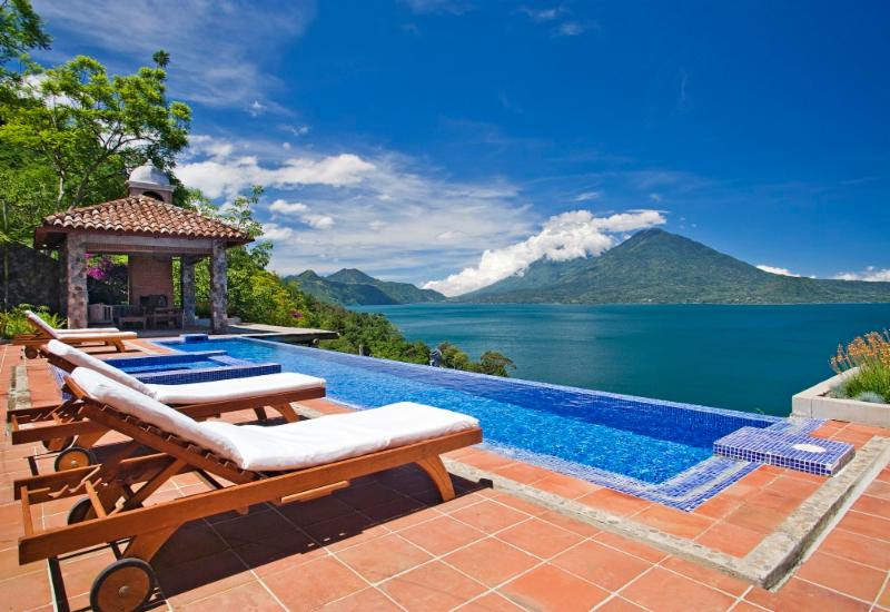 Que tal curtir uma piscina de borda infinita com vista para os vulcões da Guatemalla. No Casa Palopó, você pode - Divulgação - Divulgação/Rota de Férias/ND