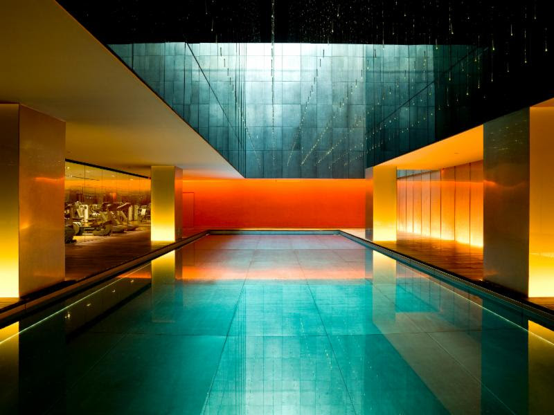Hotéis com piscinas incríveis - Com uma cara futurista, a piscina do Temple House, em Pequim, na China, oferece um ambiente com clima mais urbano e contemporâneo - Divulgação - Divulgação/Rota de Férias/ND
