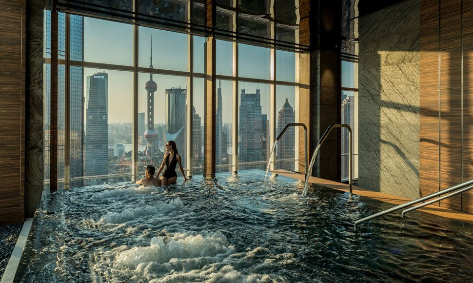 Um oásis urbano ocupa o 41º andar do Four Seasons Hotel Shanghai Pudong, na China. A piscina interna com borda infinita pode ser reservada de forma exclusiva depois das 23h, com direito a canapés e espumante - Divulgação - Divulgação/Rota de Férias/ND