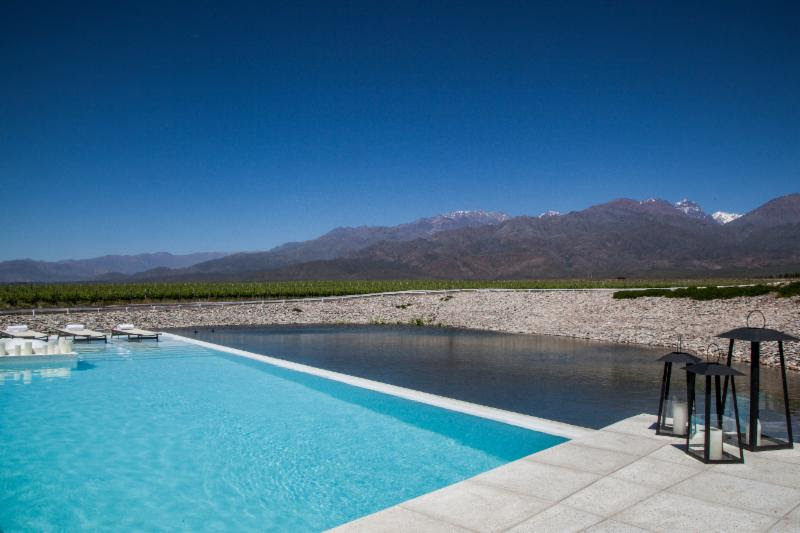 Quem vai a Mendoza, na Argentina, pode relaxar na piscina do hotel Casa de Uco. Ela foi construída dentro de um lago e é cercada por 70 hectares de vinhedos - Divulgação - Divulgação/Rota de Férias/ND