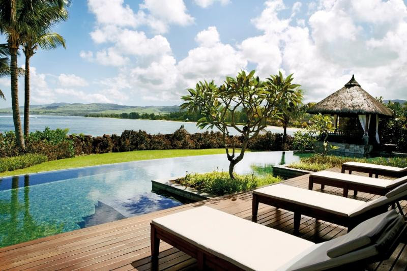 Se quiser algo exclusivo, reserve a suíte presidencial do Shanti Maurice, nas Ilhas Maurício. Com essa piscina da foto só para você, será difícil sair para conhecer outras atrações da região - Divulgação - Divulgação/Rota de Férias/ND