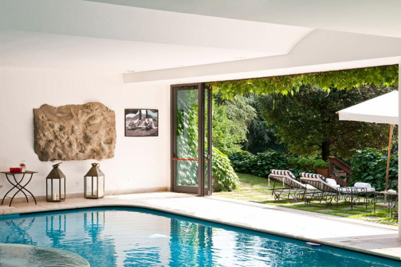 Esta é a piscina do spa médico do hotel L'Albereta, na Itália. Além de aproveitar os tratamentos médicos, o hóspede pode curtir o visual do local, que fica entre as vinícolas Bellavista e Contaldi Castaldi - Divulgação - Divulgação/Rota de Férias/ND