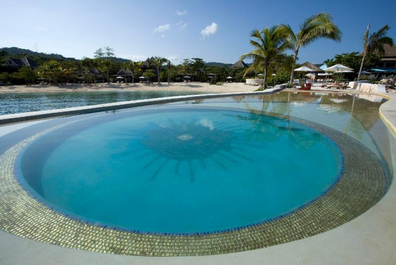 Celebridades como Kate Moss, Jude Law e Willie Nelson já se hospedaram no hotel GoldenEye, na Jamaica. Será que foi por causa dessa piscina? - Divulgação - Divulgação/Rota de Férias/ND